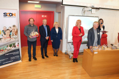 Od lewej: Piotr Sznajder (Nauczyciel I LO im. Gen.W Sikorskiego we Włoszczowie), Piotr Zimoch, Renata Bilska, Małgorzata Łakomiec, Sławomir Sobocki, Izabela Krzak – Borkowska