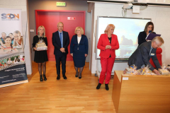 Wręczanie upominków dla osób zaangażowanych w rozwijanie dwujęzyczności w regionie