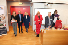 Wręczanie upominków dla osób zaangażowanych w rozwijanie dwujęzyczności w regionie