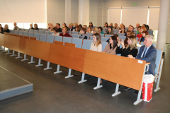 Uczestnicy/ki panelu dla klas 4- 8, na pierwszym planie Dyrektor i Nauczyciele/ki ZP. 13 w Kielcach