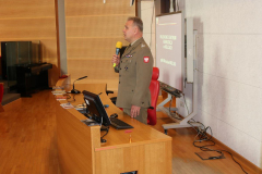 01. Ppłk Mirosław Wolski przemawia do zebranych osób
