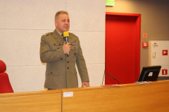 06. Ppłk Mirosław Wolski przemawia do zebranych osób