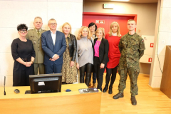 08. Pamiątkowe zdjęcie władz Wydziału oraz Instytutu Pedagogiki z ppłk Mirosławem Wolskim
