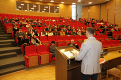 01.	– Uczestnicy konferencji. Przy mównicy prowadzący konferencję mgr Paweł Pociecha