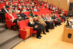 Uczestnicy świątecznego spotkania. W pierwszym rzędzie władze Uczelni, Wydziału i Instytutu Pedagogiki
