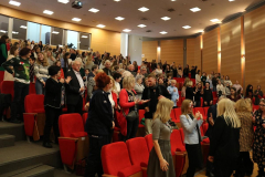 Elf Karina Grzelewska zachęca uczestników świątecznego spotkania do zabawy