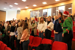 Elf Karina Grzelewska zachęca uczestników świątecznego spotkania do zabawy