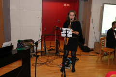 Studentka Julia Blicharska wykonuje utwór na saksofonie