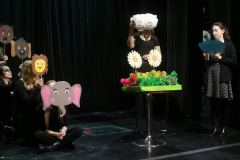 1.	Studentki pedagogiki przedszkolnej i wczesnoszkolnej podczas inscenizacji opowiadania na scenie teatru Lalki i Aktora „Kubuś”