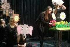 2.	Studentki pedagogiki przedszkolnej i wczesnoszkolnej podczas inscenizacji opowiadania na scenie teatru Lalki i Aktora „Kubuś”