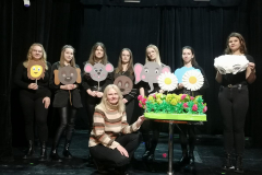 3.	Pani Jolanta Świstak – kierownik literacki ze studentkami na scenie Teatru