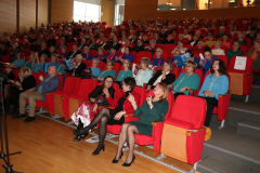Dr hab. A. Chabior, prof. UJK, dr M. Krawczyk-Blicharska, dr R. Miszczuk - wspólne śpiewanie kolęd z seniorami