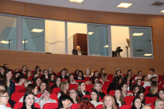 Studenci uczestniczący w uroczystości oraz Krzysztof Kupczewski w „reżyserce”