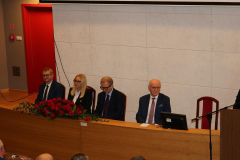 Uczestnicy uroczystości. Od prawej Rektor Uniwersytetu Jana Kochanowskiego prof. dr hab. Stanisław Głuszek, Prorektor ds. Rozwoju i Finansów prof. dr hab. Jarosław Karpacz, Prodziekan Wydziału Pedagogiki i Psychologii ds. Kształcenia dr Beata Bugajska – Jaszczołt, Prodziekan Wydziału Pedagogiki i Psychologii ds. Ogólnych dr hab. Sławomir Koziej, prof. UJK