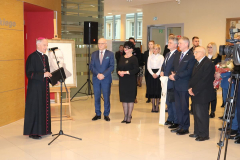 Biskup pomocniczy Diecezji Kieleckiej ks. dr Marian Florczyk dokonuje poświęcenia napisu