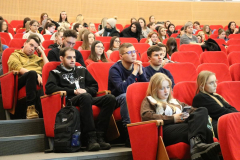 Studenci uczestniczący w prelekcji