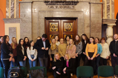 2. dr hab. Paulina Forma, prof. UJK, dr Monika Wojtkowiak oraz studenci Wydziału Pedagogiki i Psychologii
