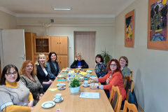 Spotkanie z władzami Instytutu Pedagogiki i wymiana doświadczeń dotyczących kształcenia nauczycieli w Polsce i na Łotwie. Od lewej: dr Anna Róg, dr hab. Ilona Żeber – Dzikowska, prof. UJK, Jolanta Semjonova, Mārīte Kravale-Pauliņa, dr hab. Paulina Forma, prof. UJK, Eridiana Oļehnovića. Ilona Fjodorova  oraz dr hab. Agnieszka Szplit, prof. UJK.