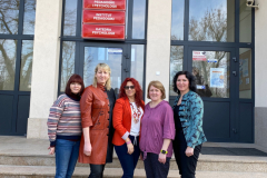 Pamiątkowe zdjęcie na tle budynku Wydziału Pedagogiki i Psychologii. Od lewej: Eridiana Oļehnovića. Jolanta Semjonova, dr hab. Agnieszka Szplit, prof. UJK, Ilona Fjodorova oraz Mārīte Kravale-Pauliņa.