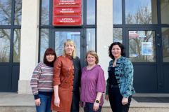 Pamiątkowe zdjęcie na tle budynku Wydziału Pedagogiki i Psychologii. Od lewej: Eridiana Oļehnovića. Jolanta Semjonova, Ilona Fjodorova oraz Mārīte Kravale-Pauliņa.