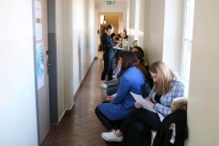 Studenci oczekujący na rejestrację