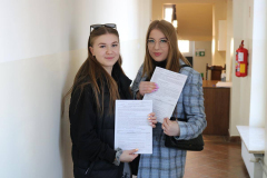Studentki z formularzami rejestracyjnymi