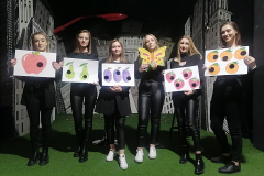1.	Studentki Pedagogiki przedszkolnej i wczesnoszkolnej podczas inscenizacji opowiadania na scenie teatru Lalki i Aktora „Kubuś”