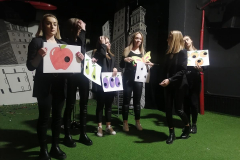 2.	Studentki Pedagogiki przedszkolnej i wczesnoszkolnej podczas inscenizacji opowiadania na scenie teatru Lalki i Aktora „Kubuś”