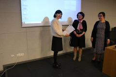 Podziękowania dla mgr Pauli Presman i mgr Ewy Misiorowskiej wręcza, w imieniu Pani Dziekan dr hab. Marioli Wojciechowskiej, prof. UJK, dr Małgorzata Kwaśniewska