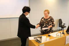 Pani Dziekan WPP dr hab. Mariola Wojciechowska, prof. UJK składa podziękowanie za wykład mgr Aleksandrze Dymińskiej