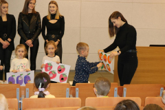 Dzieci z Publicznego Przedszkola nr 21 w Kielcach, studentki Wydziału Pedagogiki i Psychologii Uniwersytetu Jana Kochanowskiego w Kielcach