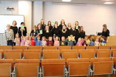 Dzieci z Publicznego Przedszkola nr 21 w Kielcach, studentki Wydziału Pedagogiki i Psychologii Uniwersytetu Jana Kochanowskiego w Kielcach, uczestnicy Dnia Otwartego WPP, dr Izabela Jaros