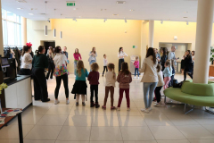 Dzieci z Publicznego Przedszkola nr 21 w Kielcach, studentki Wydziału Pedagogiki i Psychologii Uniwersytetu Jana Kochanowskiego w Kielcach