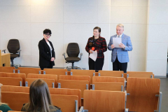 Dziekan Wydziału Pedagogiki i Psychologii Uniwersytetu Jana Kochanowskiego w Kielcach, dr hab. Mariola Wojciechowska, prof. UJK, mgr Jolanta Gadowska Dyrektor Publicznego Przedszkola Nr 1 Tęcza w Łagowie, mgr Paweł Marwicki Burmistrz Miasta i Gminy Łagów