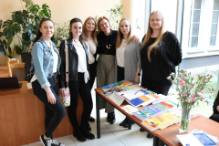 dr hab. Zuzanna Zbróg, prof. UJK wraz ze studentkami Wydziału Pedagogiki i Psychologii Uniwersytetu Jana Kochanowskiego w Kielcach