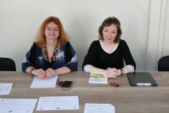 Pani Wicedyrektor Instytutu Pedagogiki ds. Ogólnych prof. Ilona Żeber-Dzikowska i dr Zofia Okraj w oczekiwaniu na rozpoczęcie konferencji