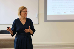 Prof. Zuzanna Zbróg – opiekunka naukowa SKN „Elementarni” – przedstawia założenia i cele projektu Transgresja we wczesnej edukacji