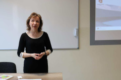 Dr Zofia Okraj wyjaśnia studentom szeroki kontekst definiowania pojęcia „transgresja”