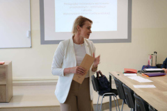 Prof. Barbara Bilewicz podczas wygłaszania wykładu o wykorzystaniu darów Froebla w edukacji matematycznej w przedszkolu i klasach I-III