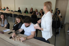 Student V roku Jakub Ludew podczas układania jednej z zagadek geometrycznych