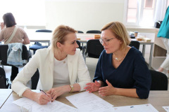Prof. Barbara Bilewicz i prof. Zuzanna Zbróg podczas rozmowy o możliwościach współpracy na rzecz studentów PPW w UJK i UMCS
