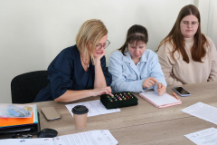 6437 Prof. Zuzanna Zbróg i studentki IV roku PPW w trakcie zabawy zręcznościowej