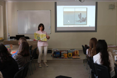 Dr Małgorzata Centner-Guz podczas wykładu pt. Transgresje w formie, warstwie graficznej i treściach współczesnej książki obrazkowej dla dziecka. Potencjał edukacyjny książek obrazkowych dla dziecka – inspiracje metodyczne