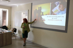 Pani prof. Agnieszka Szplit objaśnia sposoby aktywizowania dzieci podczas uczenia się języka angielskiego