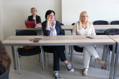Pani Prodziekan ds. Kształcenia dr Beata Bugajska-Jaszczołt, dr Izabela Jaros i mgr Wioletta Praszek słuchają wykładu prof. Małgorzaty Żytko