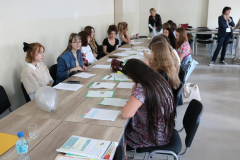 Mgr Wioletta Praszek wspólnie ze studentami rozwiązuje zadania grupowe