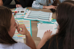 Praca w grupach pod kierunkiem prof. Małgorzaty Żytko nad jednym z modułów projektu „Edukacja finansowa w klasach I-III”