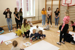 Studenci III roku PPW wraz z dziećmi z PS nr 40 gotowi do rozpoczęcia pracy plastycznej