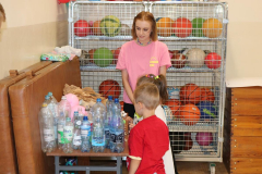 Dzieci samodzielnie dokonują wyboru materiałów do zabaw plastycznych