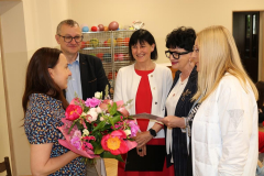 Uroczyste rozpoczęcie warsztatów. Mgr Annę Filipek (pierwsza od lewej), nauczycielkę PS nr 40, witają władze Wydziału: Dziekan WPP dr hab. Mariola Wojciechowska, prof. UJK, Prodziekan ds. ogólnych dr hab. Sławomir Koziej prof. UJK, , Prodziekan ds. kształcenia dr Beata Bugajska-Jaszczołt oraz opiekun studentów dr Małgorzata Kwaśniewska
